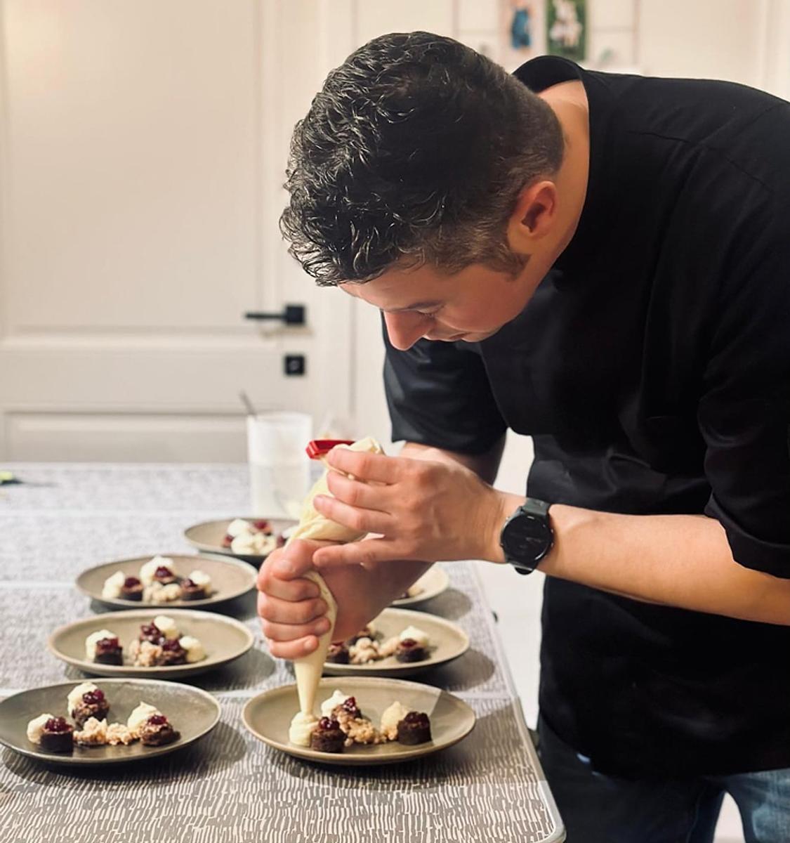 Pieter die voorgerecht afwerkt