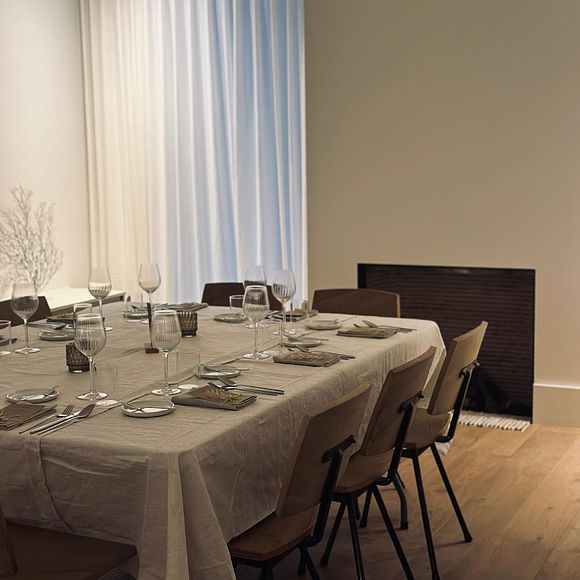 Mooie opgedekte tafel in een huiselijke sfeer
