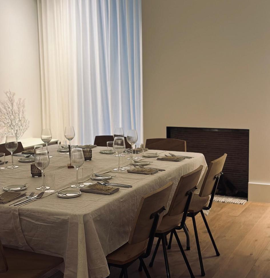 Mooie opgedekte tafel in een huiselijke sfeer