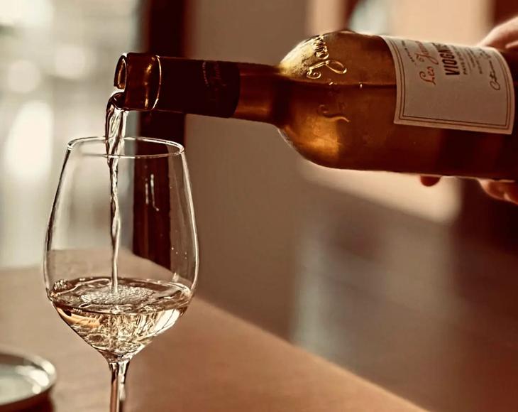 Wijn wordt ingeschonken in een glas